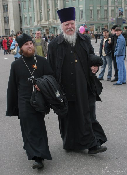 Священники с ленточками принимают участие в праздновании 9 мая