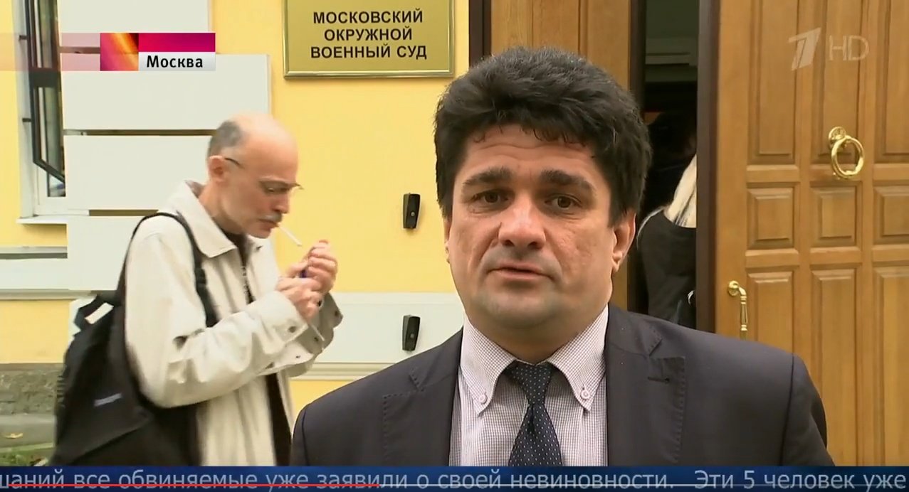 Адвокат семьи Немцова Вадим Прохоров и автор текстов (на заднем плане) у дверей суда
